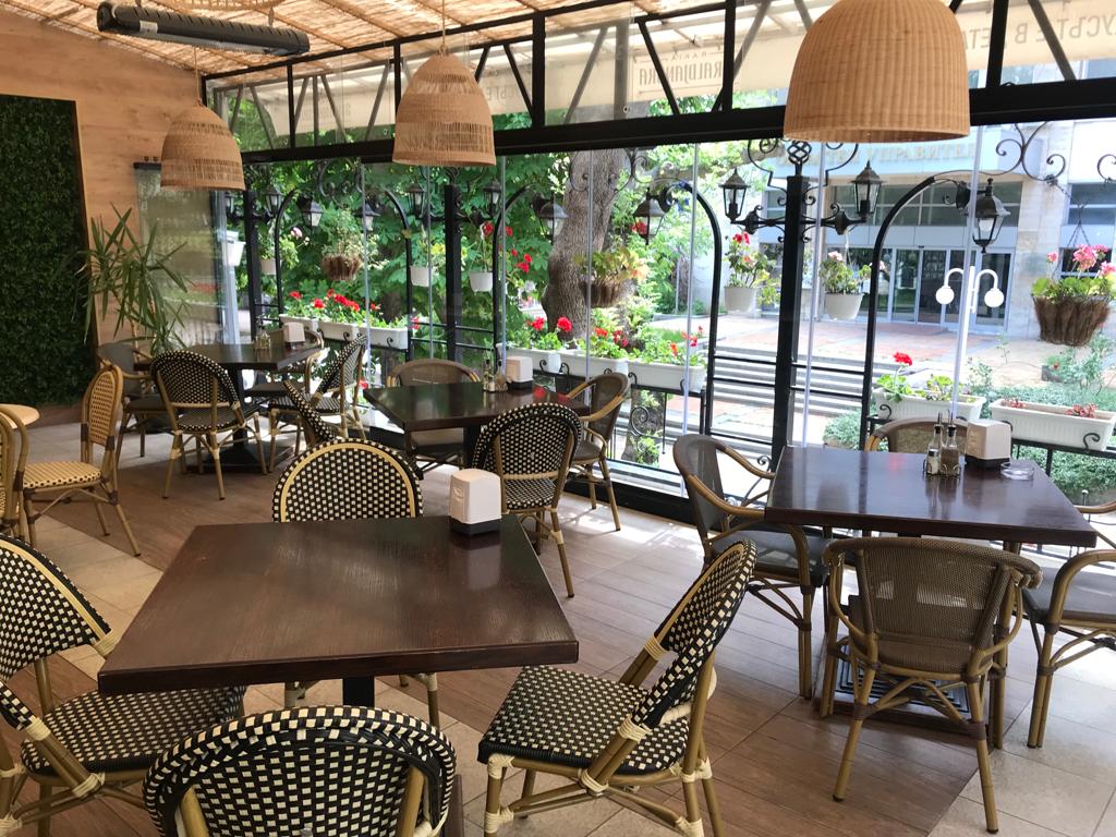 Интериор на ресторант-пицария Централ Добрич