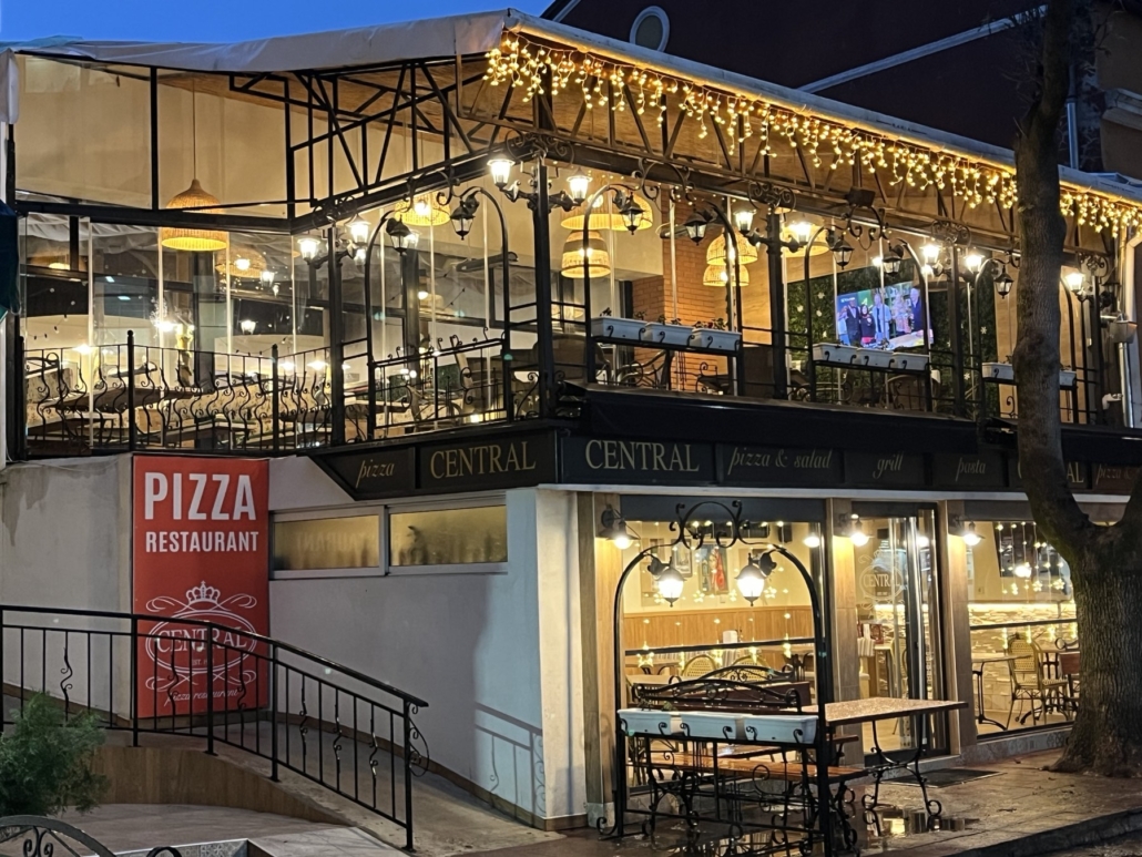Атмосфера в ресторант-пицария Централ Добрич